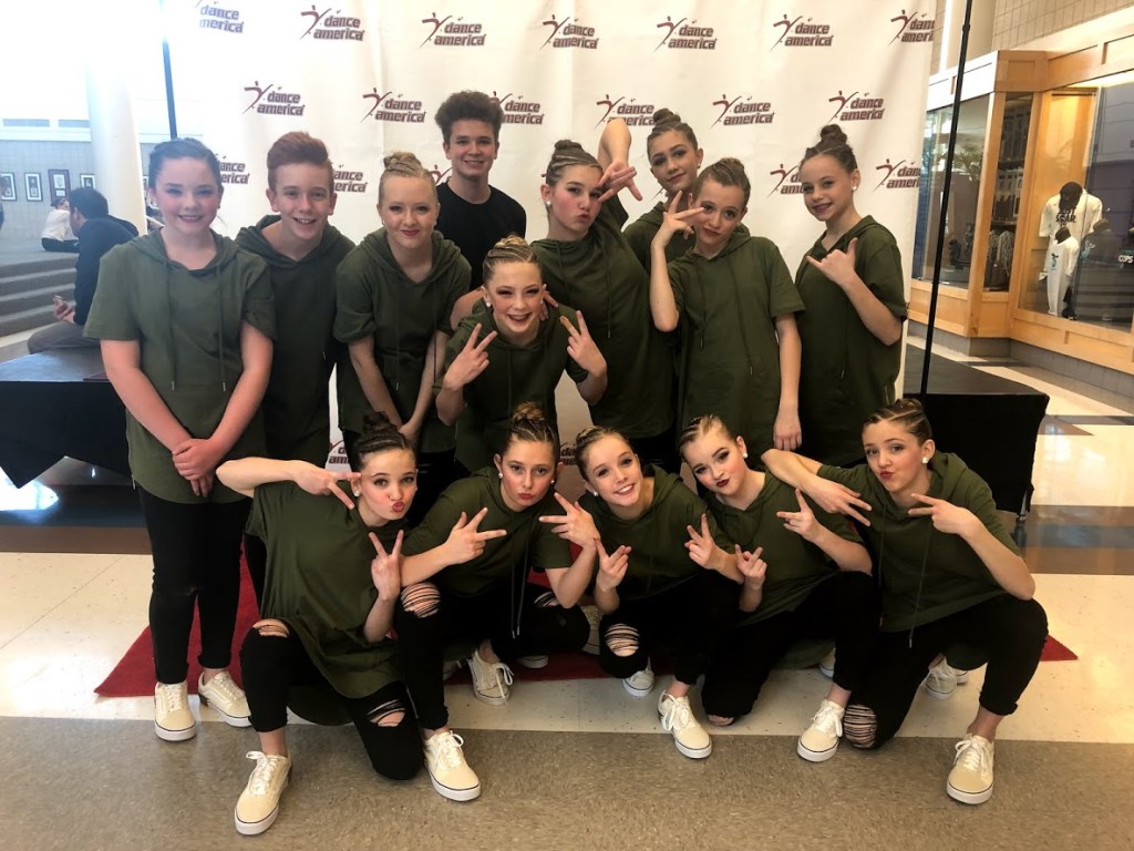 This image has an empty alt attribute; its file name is dance-team-hip-hop.jpg